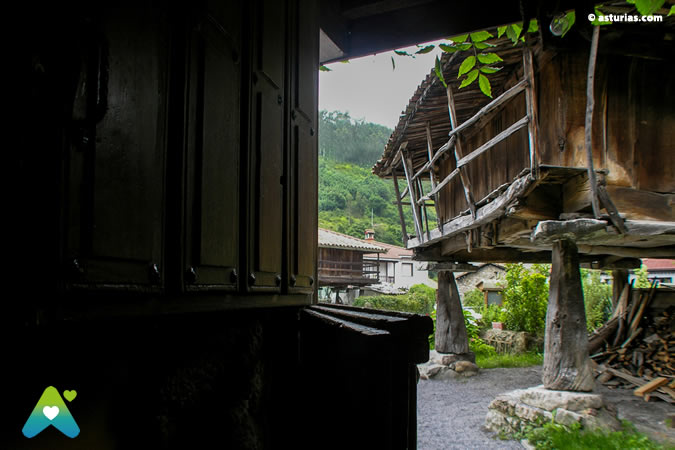 Bueño: un paseo por los hórreos