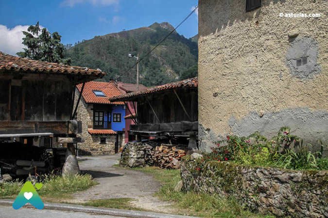 Hórreos por doquier en Espinaréu