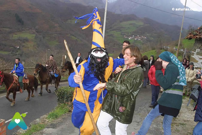 El Guirria y el aguinaldo en Ponga