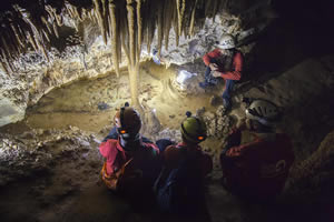 Cueva glaciar de la Peruyal