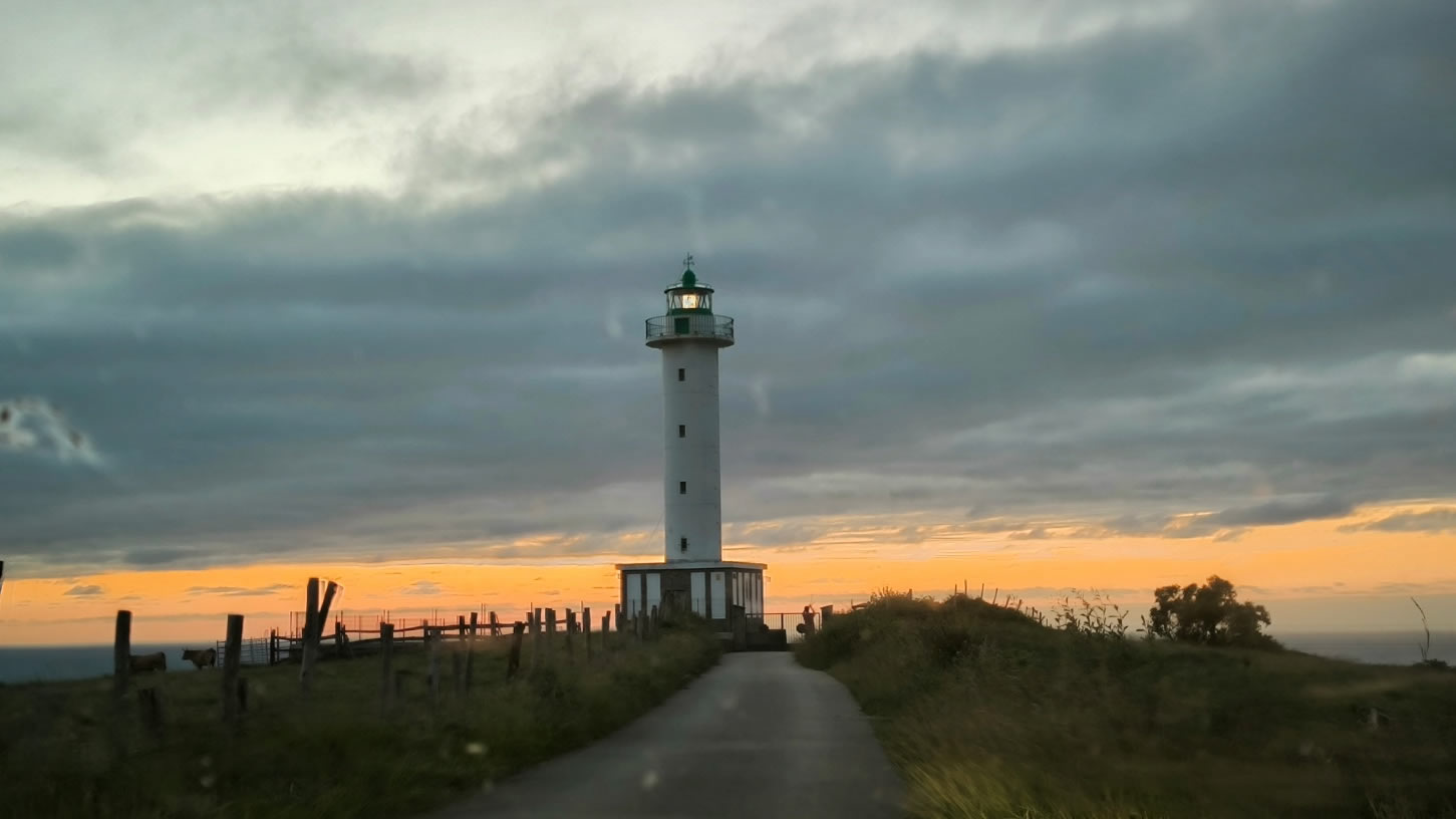 Faro de Llastres, en Lluces, al atardecer
