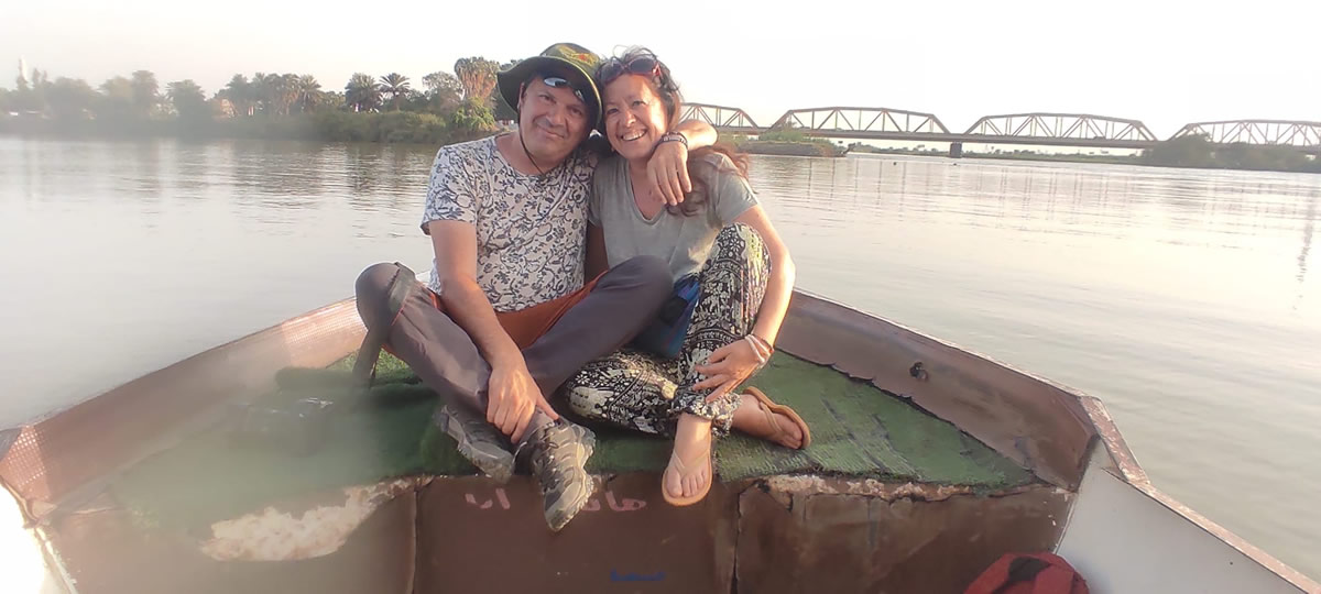 Merche y su marido durante uno de sus viajes